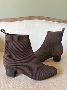 Joie Size 9 Chocolate Brown Ribbed Knit Glove Ankle Boots